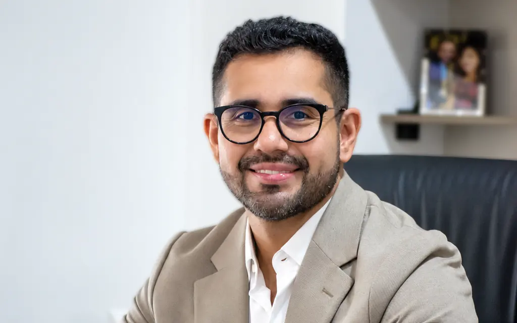 Dr. José Juan Sáenz Silva en su escritorio de consulta neurológica en Cd. Juárez