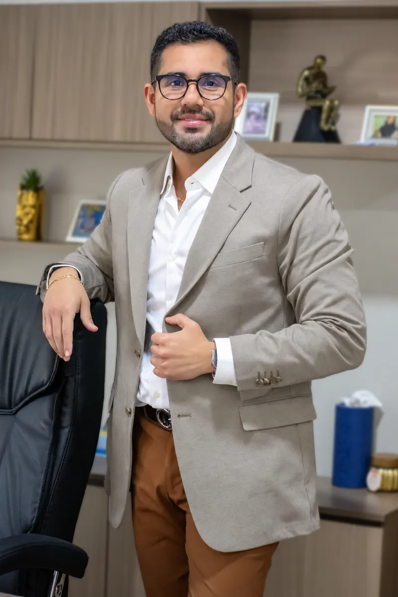 Retrato del Dr. José Juan Sáenz Silva, neurólogo en Cd. Juárez que atiende esclerosis múltiple