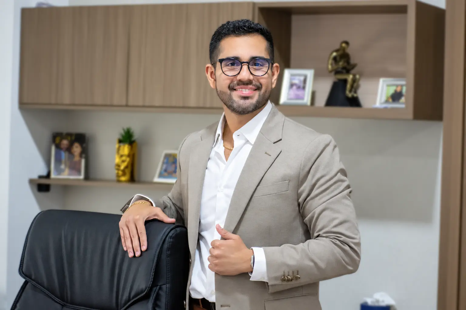 Dr. José Juan Sáenz Silva, neurólogo en Ciudad Juárez, en su consultorio de Hospital Star Médica